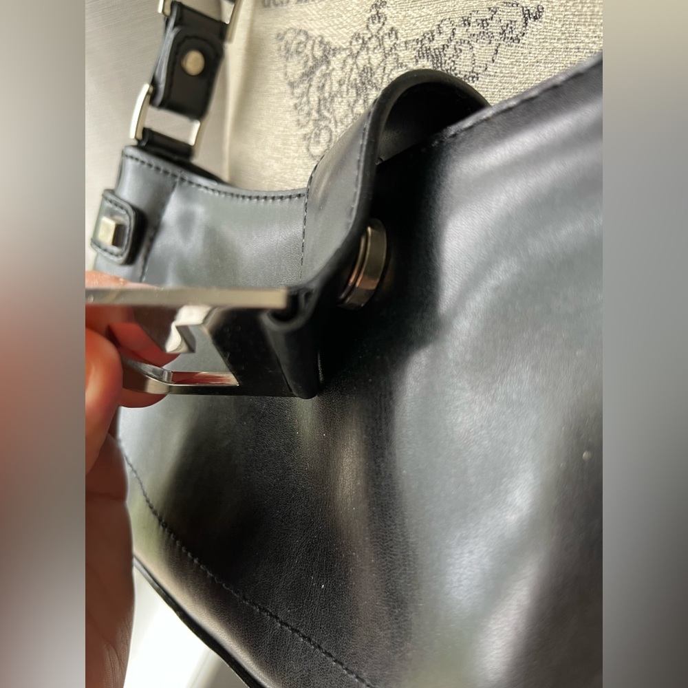 Black Guess Purse - Picture 6 of 8